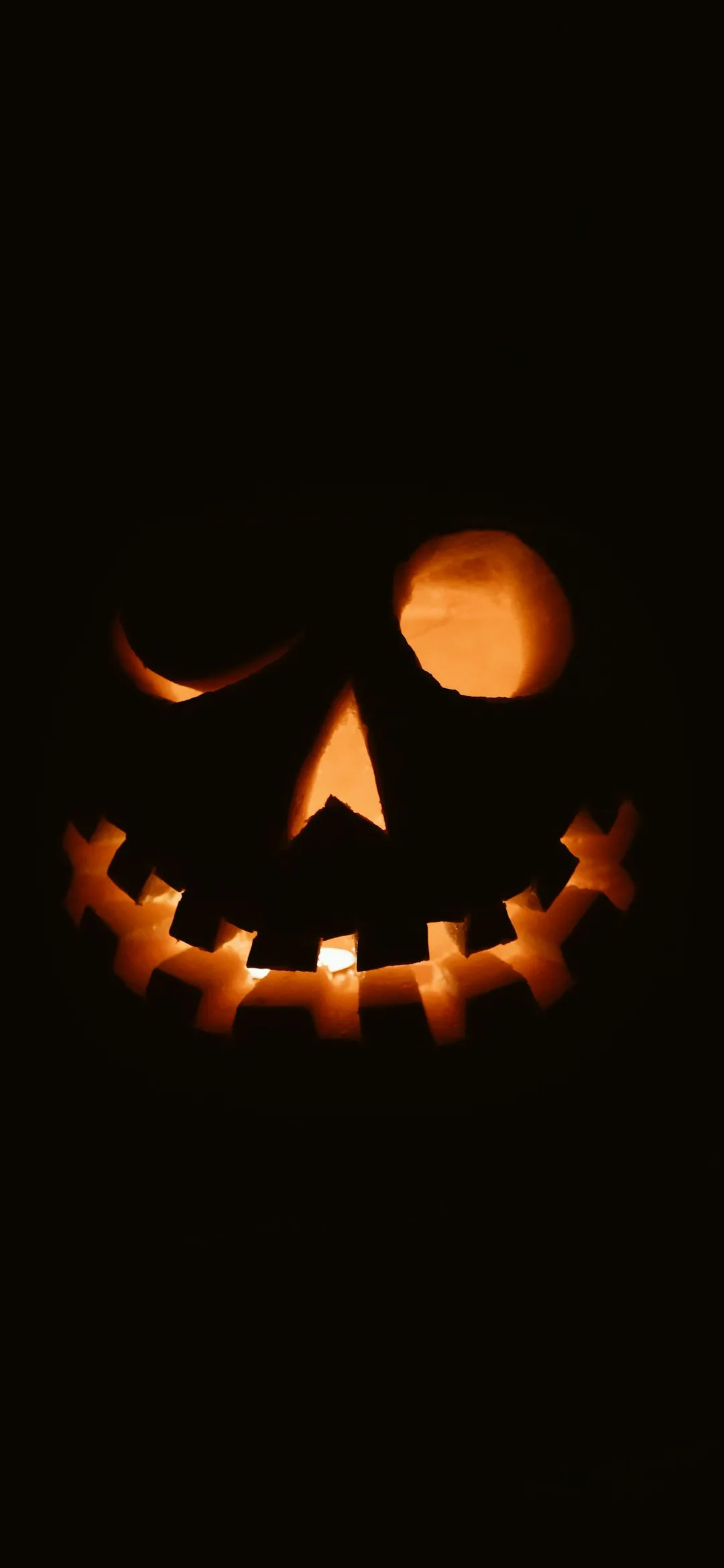 Jack o lantern with light Halloween wallpaper